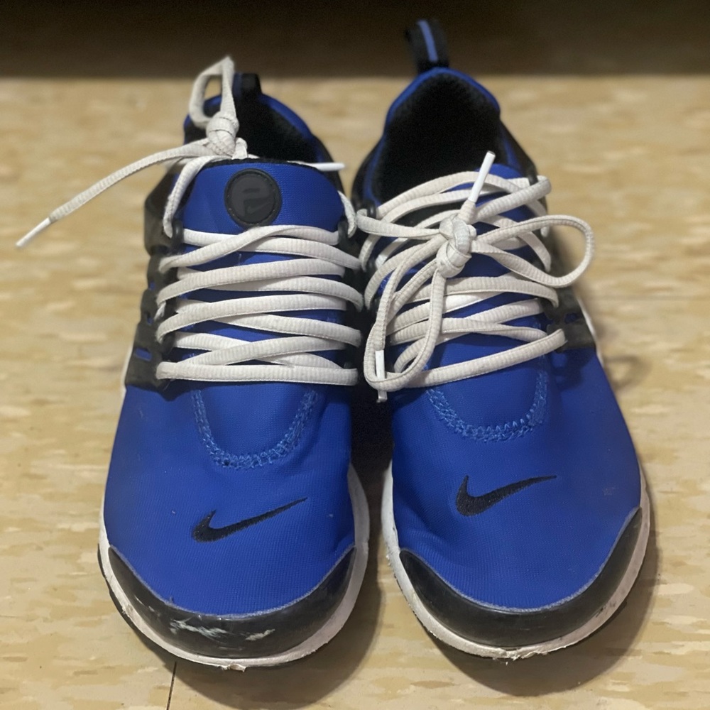 Size 9 men’s Nike presto sneakers
